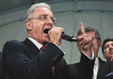 Una guía práctica para seguir el juicio contra Uribe y no morir en el intento