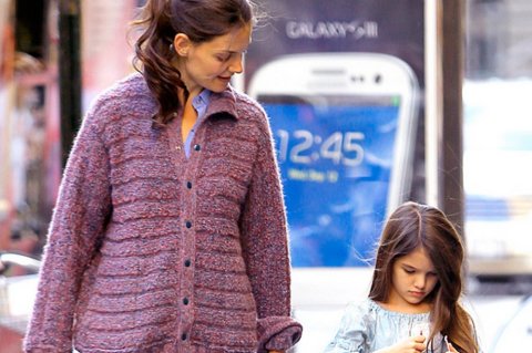 Katie Holmes soporta las parodias sobre su divorcio