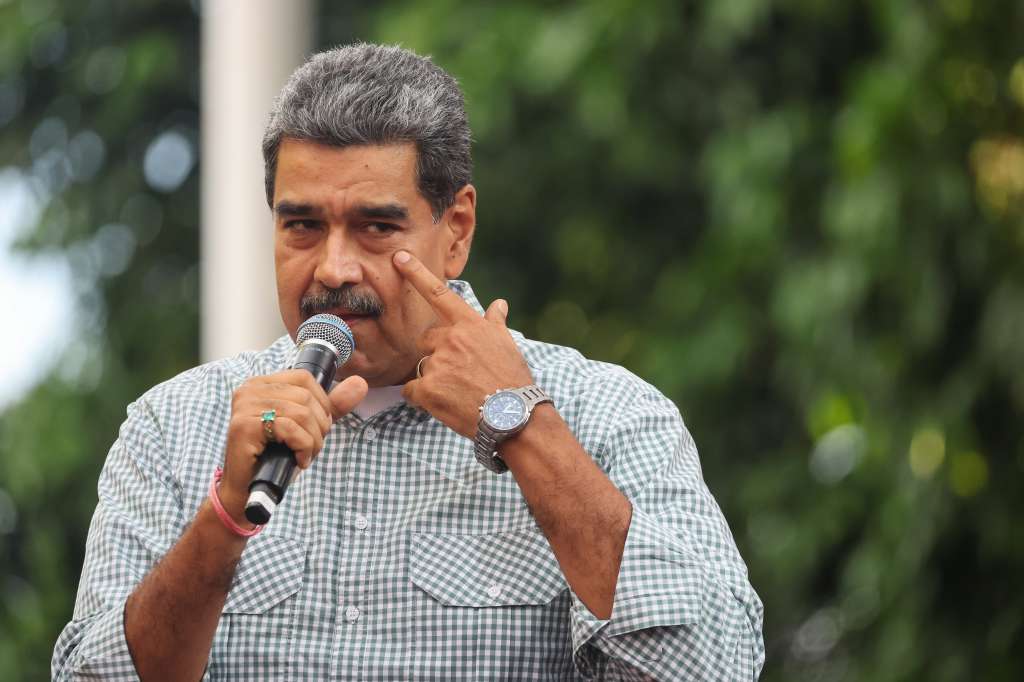 -FOTODELDÍA- AME4032. CARACAS (VENEZUELA), 28/08/2024.- El presidente de Venezuela, Nicolás Maduro, habla a sus seguidores este miércoles en Caracas (Venezuela). Simpatizantes chavistas celebraron este miércoles en las calles de Venezuela la controvertida reelección del presidente Nicolás Maduro en los comicios celebrados hace un mes, un resultado que defienden frente a la denuncia de "fraude" de la oposición mayoritaria, que insiste en una "avasallante" victoria de su abanderado, Edmundo González Urrutia. EFE/ Miguel Gutiérrez