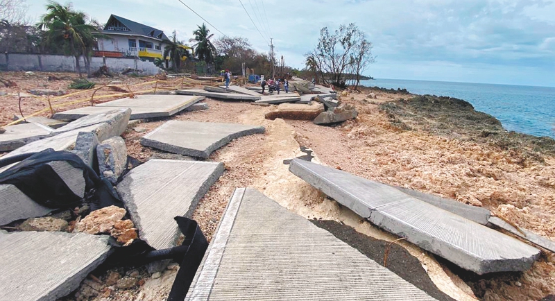 AME9174. SAN ANDRÉS (COLOMBIA), 18/11/2020. Personas caminan hoy por una calle destruida en San Andrés (Colombia). El Gobierno colombiano declaró este miércoles la situación de desastre en el archipiélago caribeño de San Andrés, Providencia y Santa Catalina arrasado por el paso del huracán Iota que dejó al menos dos muertos, un desaparecido, miles de damnificados y varios heridos. "Esta nueva norma establece los lineamientos para el manejo de la situación de desastre y del Plan de Acción Específico, con miras a mitigar los efectos de los huracanes en las islas", informó la Presidencia sobre el decreto que estará vigente por 12 meses. EFE / Juan David Suárez Corpas