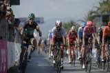 ¡Por poco! Fernando Gaviria perdió en la línea de meta la primera etapa de la Tirreno-Adriático