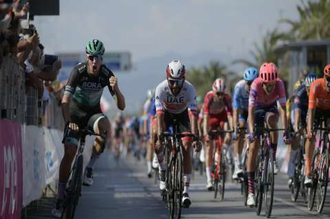 ¡Por poco! Fernando Gaviria perdió en la línea de meta la primera etapa de la Tirreno-Adriático