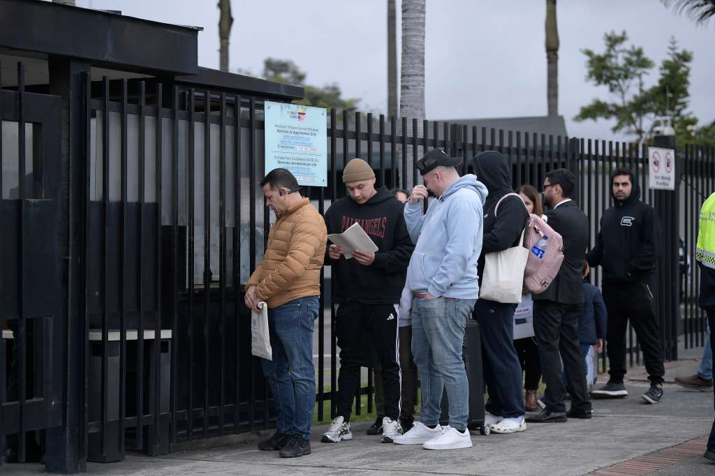Ciudadanos colombianos, solicitantes del visado norteamericano se acercaron a la embajada para aclarar sus dudas respecto al proceso migratorio. Muchos de ellos, con la cita de visa cancelada, están a la expectativa de lo que ocurra en las próximas horas.