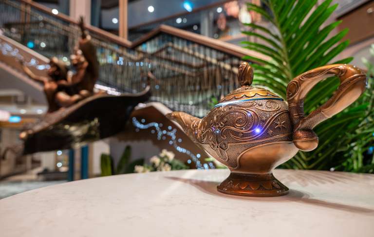 Cerca de la estatua de bronce de Aladdín y la princesa Jasmín, la icónica Lámpara del Genio de la película animada espera que Aladdin la encuentre.
