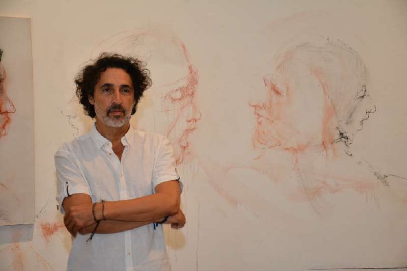 Rafael Dussan y de fondo un fragmento de la obra “Altera Pontis - Puente con el otro”. / Marcela Sánchez