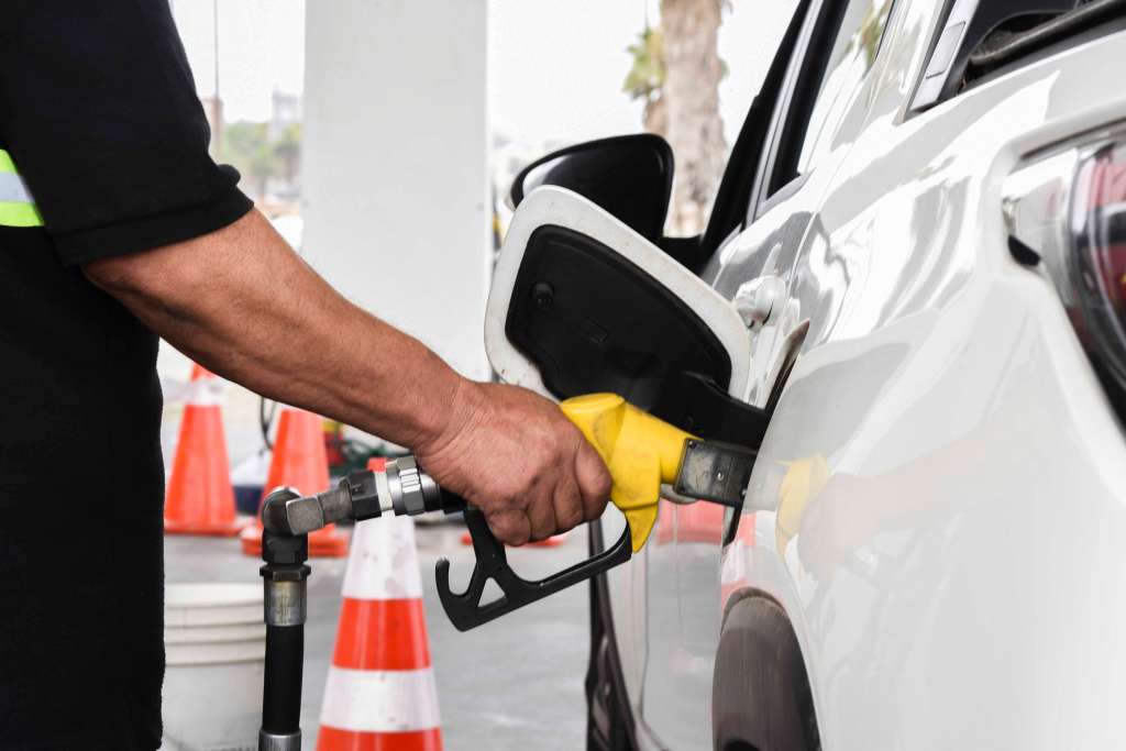 AME7424. MONTEVIDEO (URUGUAY), 12/02/2024.- Un hombre carga su auto con gasolina en una estación de servicio, el 9 de febrero de 2024, en Montevideo (Uruguay). Los conflictos internacionales, el alza del valor del petróleo y el aumento de la demanda local han elevado los precios de la gasolina en América, donde la dependencia a este combustible aún es muy alta, y es subsidiada en gran parte de los países del continente generando una compleja carga fiscal. EFE/ Sofia Torres