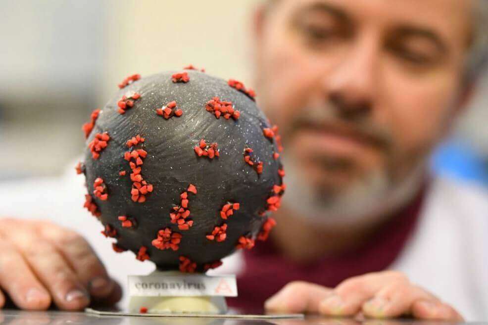 Modelo del coronavirus recreado por un pastelero en Francia. / AFP