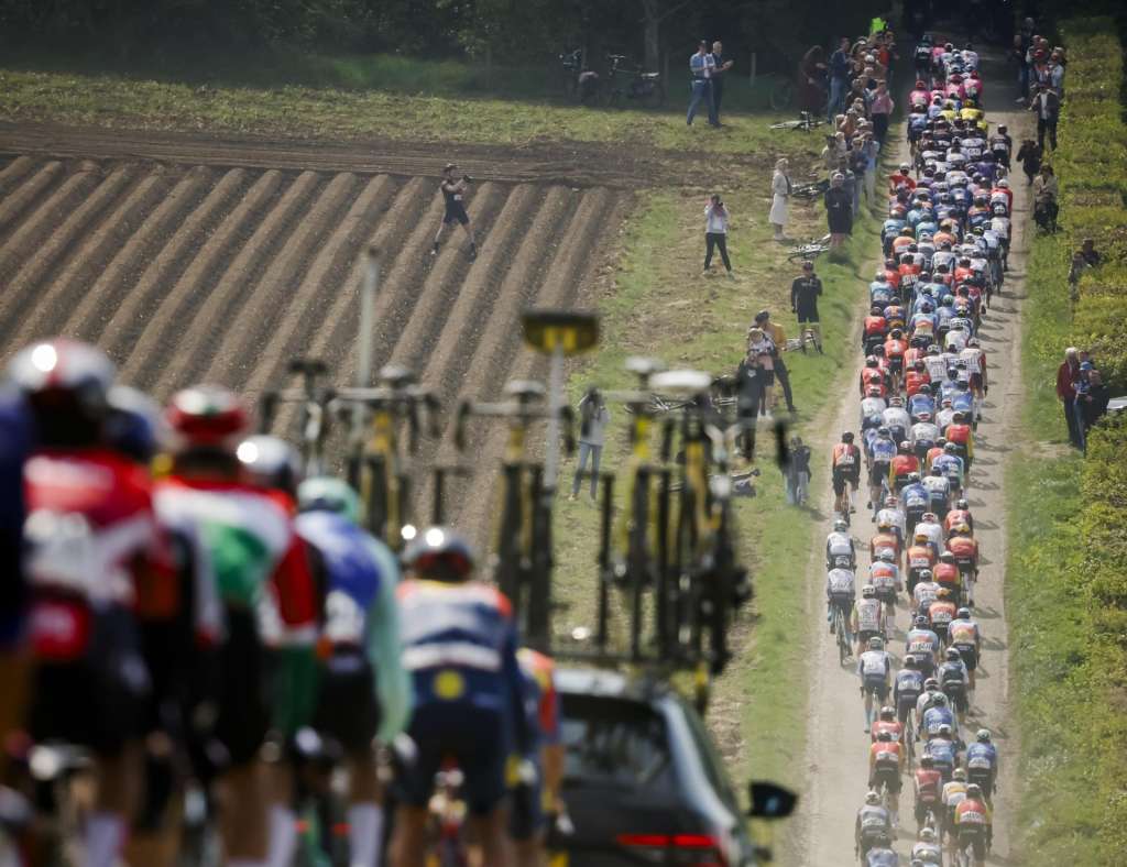 Voerendaal (Netherlands), 20/04/2025.- The peloton in action in Voerendaal during the Amstel Gold Race over 255,9km from Maastricht to Berg en Terblijt, Netherlands, 20 April 2025. (Ciclismo, Países Bajos; Holanda) EFE/EPA/VINCENT JANNINK