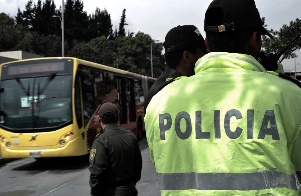 Policías en la troncal de la caracas de Transmilenio, al sur de Bogotá.