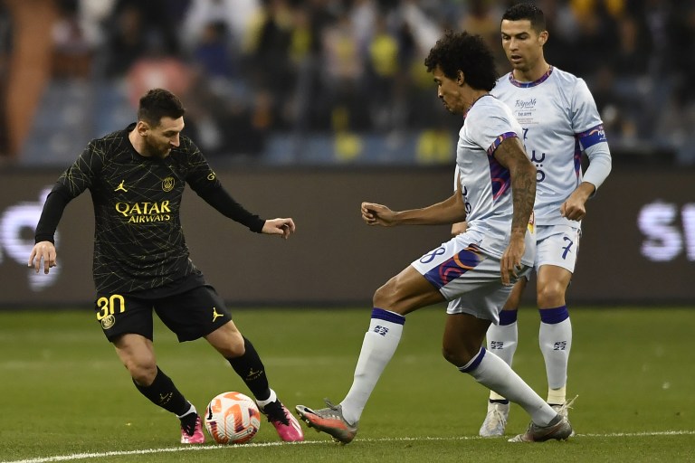 Riyadh (Saudi Arabia), 19/01/2023.- Lionel Messi (L) of PSG in action against Luiz Gustavo (C) and Cristiano Ronaldo (R) of Riyadh XI during the friendly soccer match between the Riyadh XI and Paris Saint-Germain, in Riyadh, Saudi Arabia, 19 January 2023. The Riyadh XI consists of players from Saudi clubs Al-Nassr and Al Hilal, both based in Riyadh, the capital of Saudi Arabia. (Futbol, Amistoso, Arabia Saudita) EFE/EPA/STR