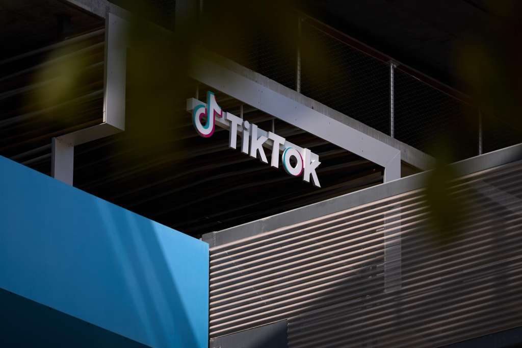 LOS ANGELES (United States), 15/09/2025.- Signage is on display at TikTok headquarters in Los Angeles, California, USA, 15 September 2025. US and Chinese officials said they have reached a framework agreement to switch the TikTok app to US-controlled ownership that will be confirmed in a call on 19 September between US President Donald Trump and Chinese President Xi Jinping. EFE/EPA/ALLISON DINNER