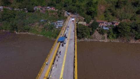 Habilitan paso de vehículos pesados en puente de Irra, en Risaralda