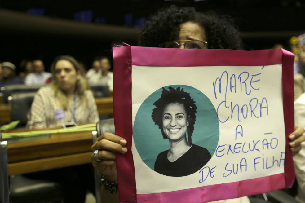 Ciudadanos participan en un homenaje a la concejala brasileña Marielle Franco. / EFE