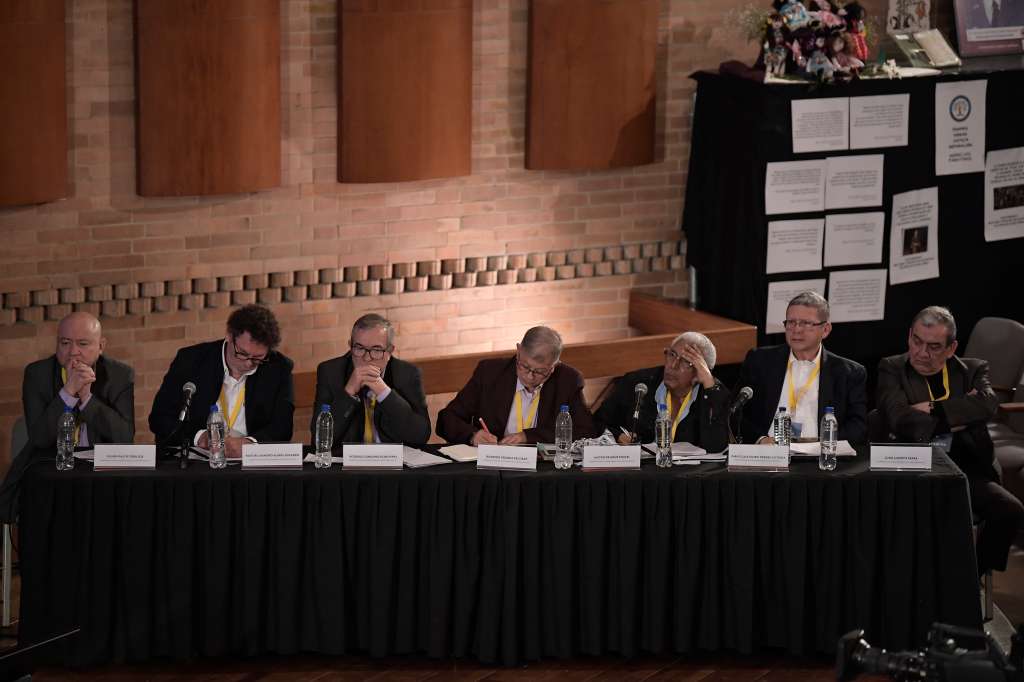 Julián Gallo Cubillos, Pastor Alape, Rodrigo Londoño, Rodrigo Granda, Milton de Jesús Toncel, Pablo Catatumbo y Jaime Alberto Parra, miembros del antiguo secretariado de la extinta guerrilla Farc, admitiendo su responsabilidad por los miles de secuestros durante la primer jornada de audiencias de reconocimiento ante víctimas y Magistrados de la JEP.
