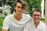 Él es el hijo de Carlos Calero. A esto se dedica y ella es su hermosa novia