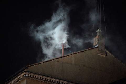 Católicos celebran el humo blanco en el Vaticano