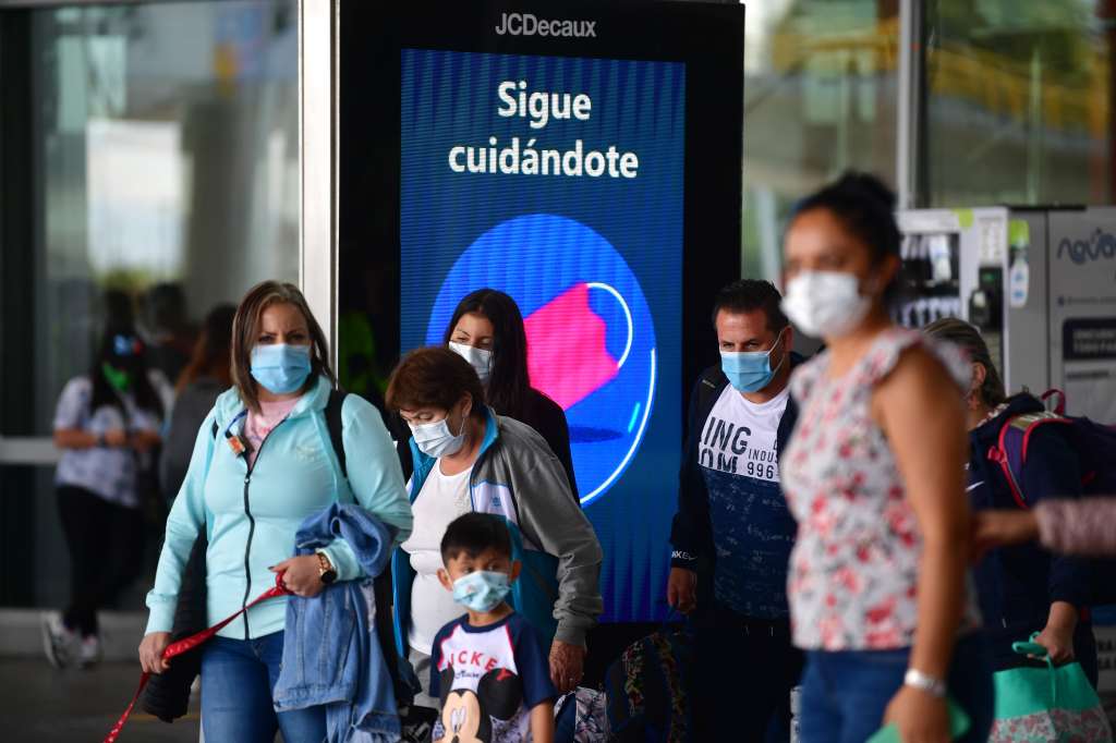 Llegada y salida de pasajeros de esta terminal aérea, durante el segundo pico de la pandemia del Covid-19.