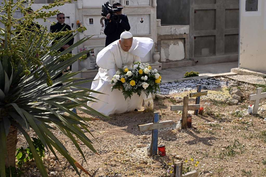 Lampedusa (Italy), 04/07/2026.- Pope Leo XIV lays a floral tribute on a grave during his stop at a local cemetery as part of his pastoral visit to the island of Lampedusa, in southern Italy, 04 July 2026. (Papa, Italia) EFE/EPA/CIRO FUSCO / POOL