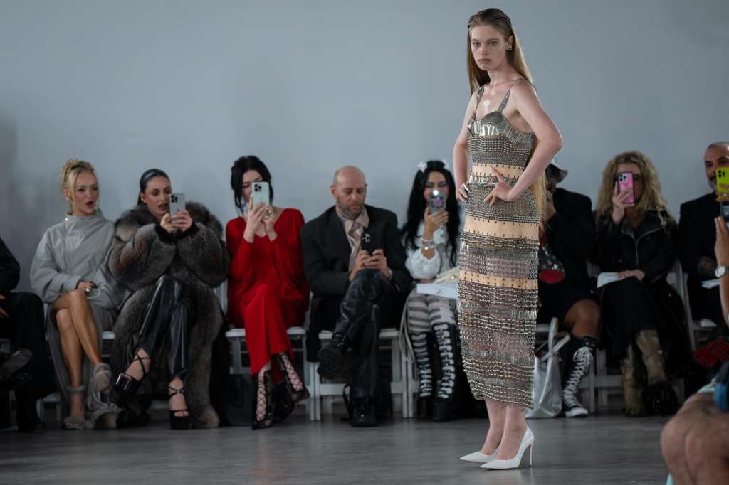 NEW YORK (United States), 16/09/2025.- Elon Musk’s daughter, Vivian Jenna Wilson, presents a creation at the BDSM-themed Chris Habana fashion show backed by Pornhub during New York Fashion Week, in New York, New York, USA, 15 September 2025 (issued 16 September 2025). (Moda, Nueva York) EFE/EPA/ANGELINA KATSANIS