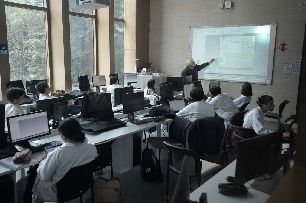 Estudiantes en el campus universitario.