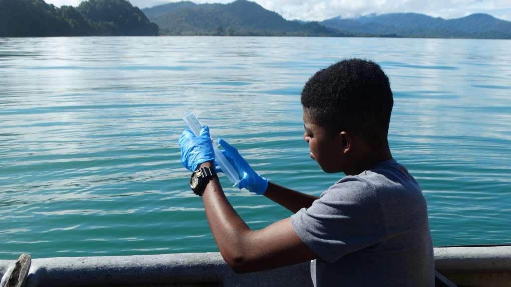 Kaleth Martínez, un joven del Chocó, tomando muestras de ADN