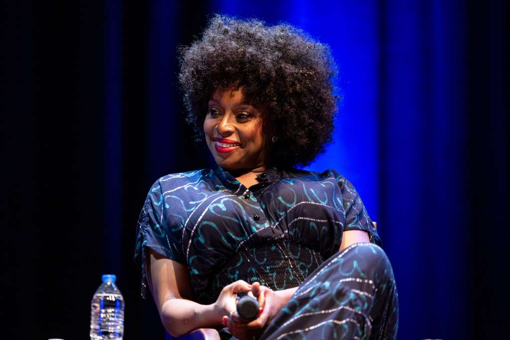 Chimamanda Ngozi Adichie nació en 1977 en Nigeria. Estudió comunicación y ciencias políticas en Filadelfia y, posteriormente, cursó un máster en escritura creativa en la Universidad Johns Hopkins de Portland./