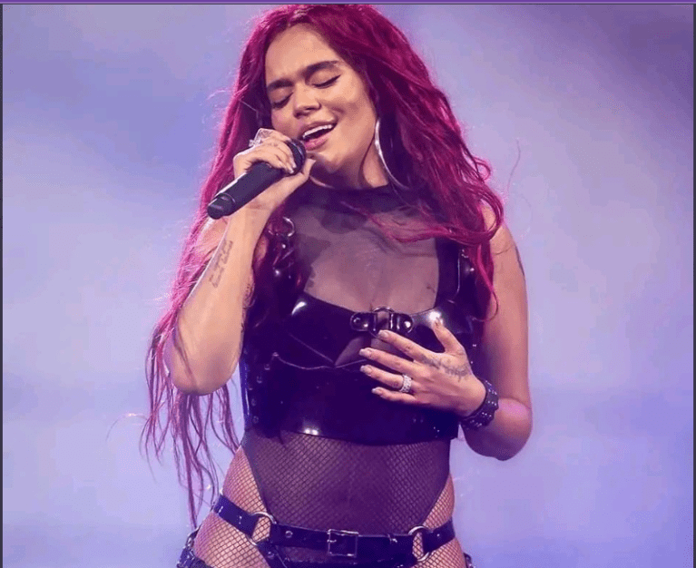 Video: Karol G brinda por fan que se aburrió y se durmió en su concierto