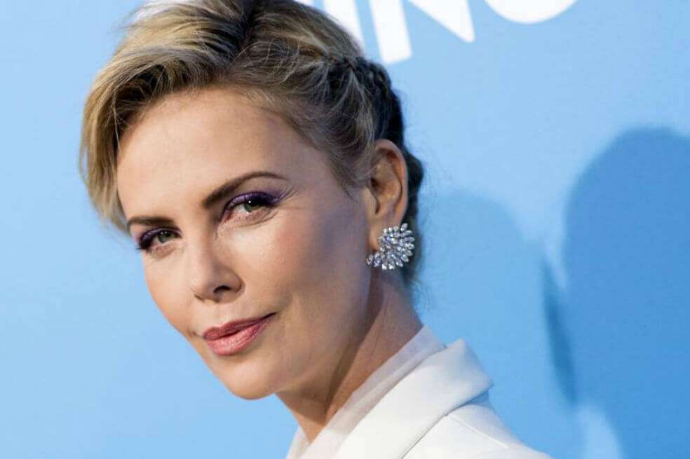 Charlize Theron demuestra que las transparencias son la gran tendencia del año