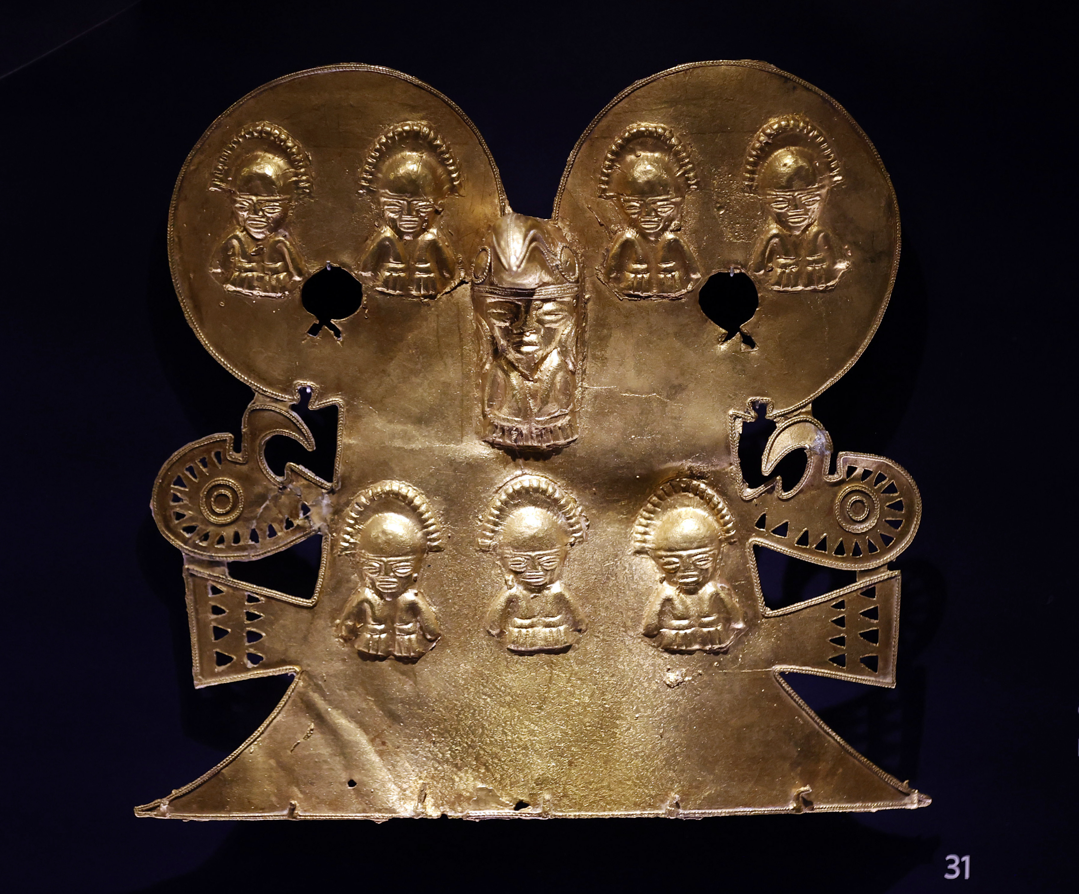 BOG300. BOGOTÁ (COLOMBIA), 25/08/2022.- Fotografía hoy de un pectoral con figuras humanas y aves perteneciente a la cultura muisca, parte de la muestra "Brillante amanecer" en el Museo Nacional, en Bogotá (Colombia). Piezas de 12 regiones elaboradas en metales por culturas indígenas componen una muestra abierta desde este jueves por el Museo Nacional de Colombia en Bogotá, que pretende acercar al público a las técnicas usadas por los pueblos prehispánicos alrededor de la orfebrería y la joyería. EFE/Mauricio Dueñas Castañeda