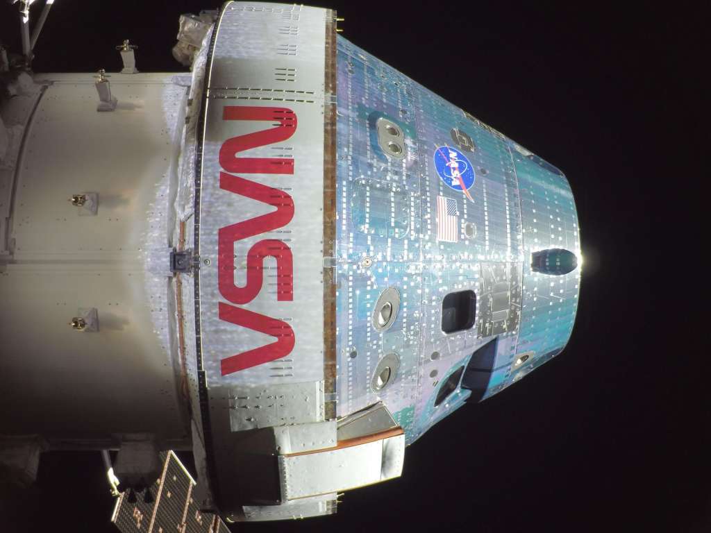 "Selfie" de la nave espacial Orion en el segundo día de la misión Artemis 2.
