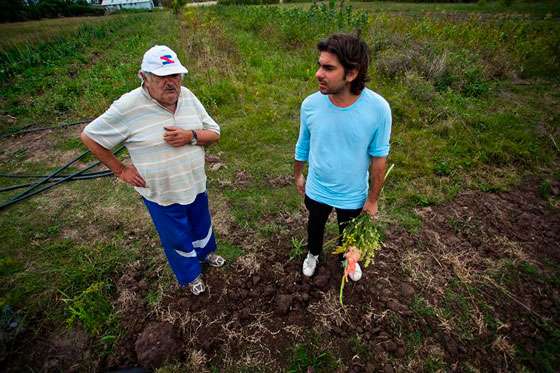 Crean perfume de Pepe Mujica con plantas de su huerta