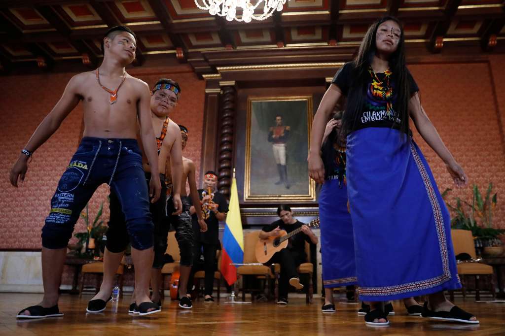 ACOMPAÑA CRÓNICA: COLOMBIA MÚSICA. AME4518. BOGOTÁ (COLOMBIA), 18/11/2022.- Músicos de la Orquesta Filarmónica Emberá Chami presentan 'Un canto por la armonía', hoy, en el Ministerio de Relaciones Exteriores, en Bogotá (Colombia). Cada semana en el Resguardo Indígena Marcelino Tascón que se esconde en el municipio colombiano de Valparaíso, cerca de cuarenta niños indígenas emberá chami hacen vibrar su terruño entre notas musicales que se desprenden de sus quenas (flauta de madera), violines, saxofones y clarinetes. EFE/ Carlos Ortega