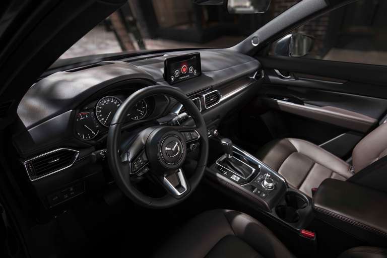Así mismo, la actualización del SUV japonés permite conexión con dispositivos iPhone de forma inalámbrica en todas sus versiones.