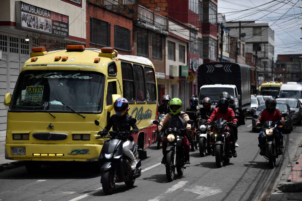 Los conductores dicen que sus recorridos tardan 40 minutos más tras la demolición del puente.