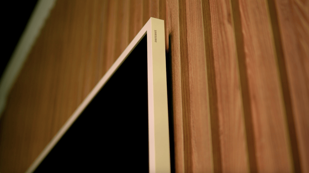Uno de los principales detalles del Samsung The Frame son sus marcos intercambiables para combinar con la decoración del lugar donde esté instalado.