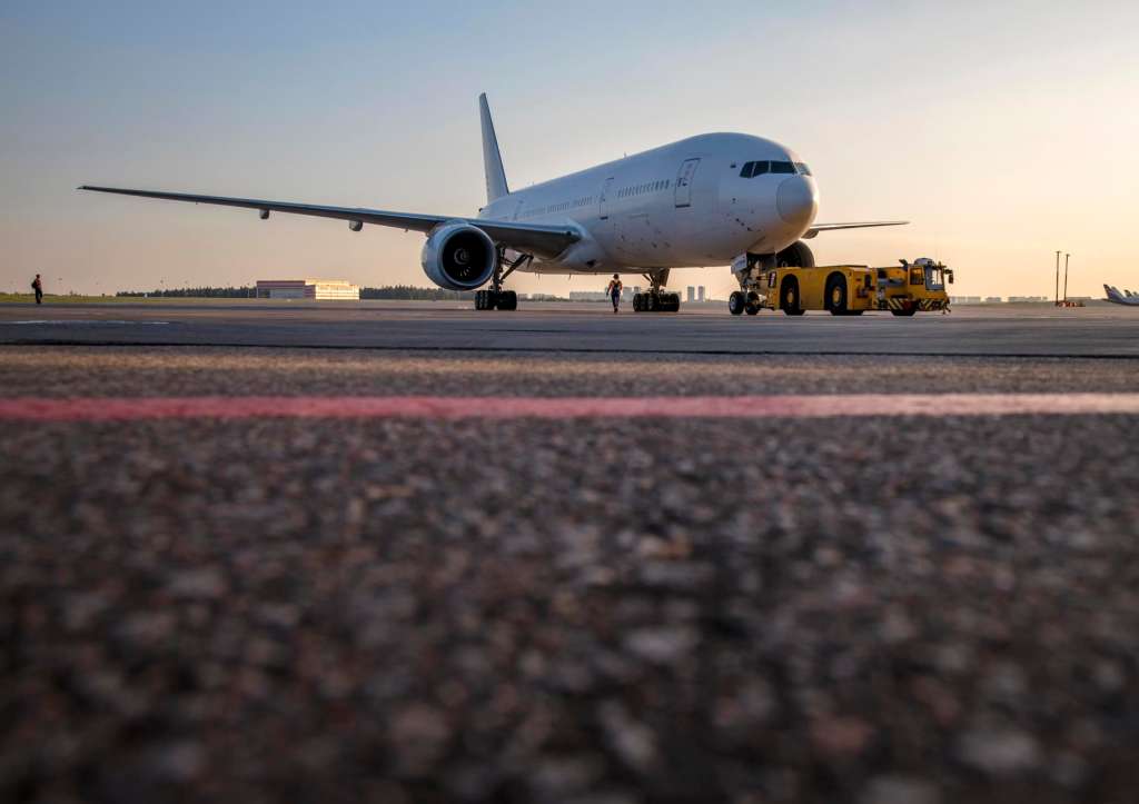 MOSCOW (Russian Federation), 28/07/2025.- A handout photo made available by the Russian Ministry of Transport on 28 July 2025 shows a Boeing 777-200ER with the registration RA-73340 of Russian carrier Nordwind Airlines taxying for the first flight connecting Moscow and Pyongyang at Sheremetyevo International airport outside Moscow, Russia, 27 July 2025. The first direct flight from Moscow to Pyongyang operated by Nordwind Airlines on a Boeing 777-200ER aircraft departed from Sheremetyevo Airport on 27 July. (Rusia, Moscú) EFE/EPA/RUSSIAN MINISTRY OF TRANSPORT / HANDOUT HANDOUT EDITORIAL USE ONLY/NO SALES