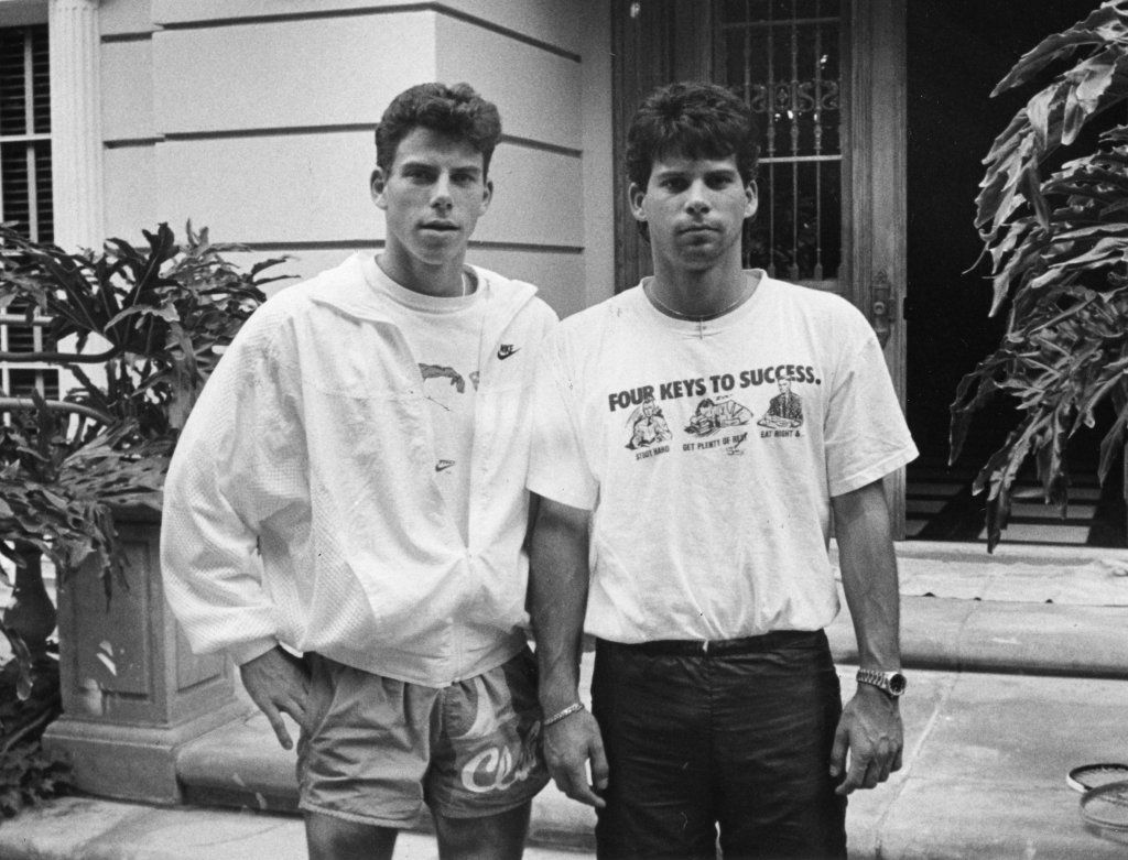 Erik y Lyle Menéndez frente a su casa donde asesinaron a sus padres en 1989