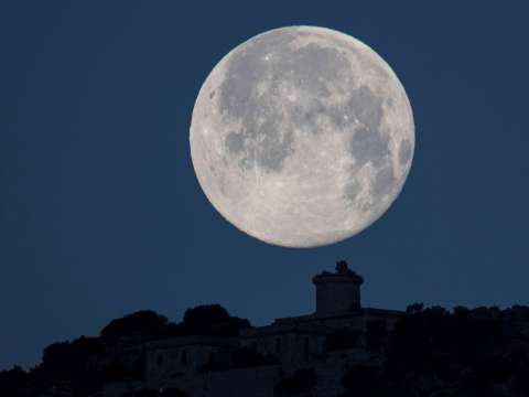¿Cuándo es luna llena en agosto de 2023? No te pierdas la Super Luna este mes