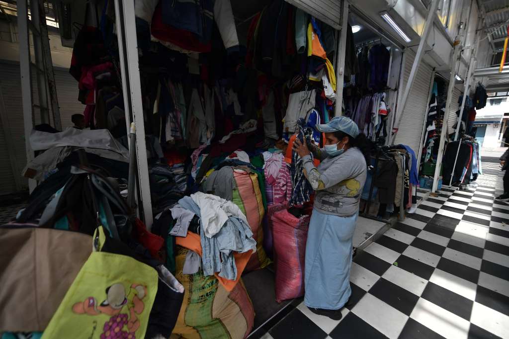 Aspectos de comerciantes de ropa usada en Plaza España