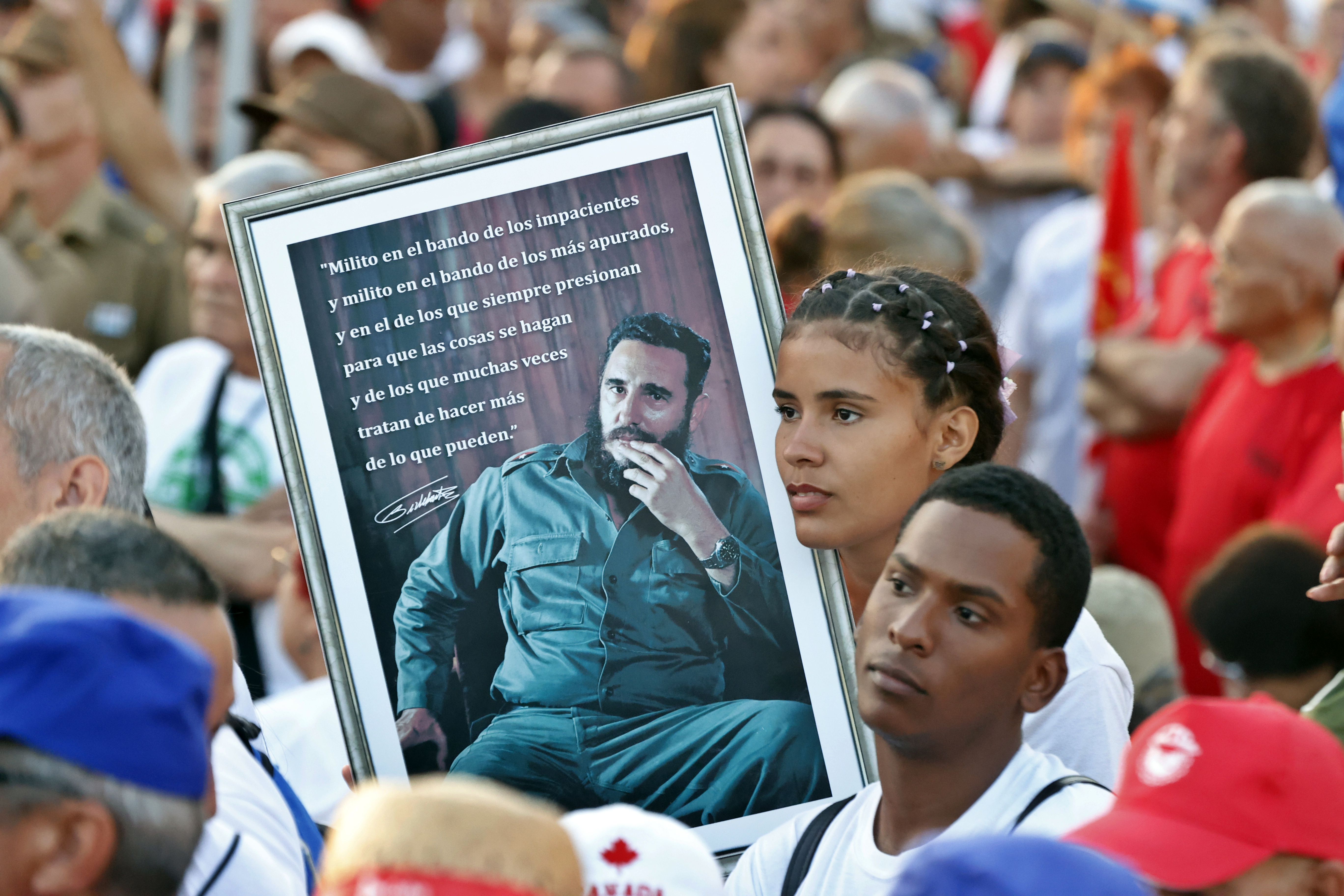 AME1863. LA HABANA (CUBA), 01/05/2024.- Una persona sostiene un cuadro con una foto y un texto citado del fallecido presidente y líder de la revolución cubana Fidel Castro, este miércoles primero de mayo, durante los actos conmemorativos por el Día Internacional de los Trabajadores, en la Tribuna Antiimperialista en La Habana (Cuba). Decenas de miles de cubanos se reunieron este miércoles en La Habana para celebrar el Primero de Mayo en medio de una de las mayores crisis económicas en décadas y con una caída en picado del poder adquisitivo. Por segundo año consecutivo, la celebración principal -a diferencia de otros países, el 1 de mayo en Cuba es un evento festivo del oficialismo, con tintes nacionalistas- se realizó en la Tribuna Antiimperialista en vez de la Plaza de la Revolución ni tampoco hubo desfile masivo, como sí sucedió durante décadas, con la excepción de los años de la pandemia (2020 y 2021). EFE/ Ernesto Mastrascusa
