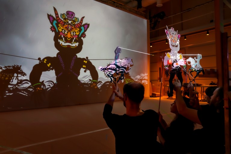 Desde Estados Unidos, Song of the North de la compañía Fictionville Studio, combina las sombras chinas con la animación para contar la historia de la princesa persa Manijeh a través de 258 marionetas.