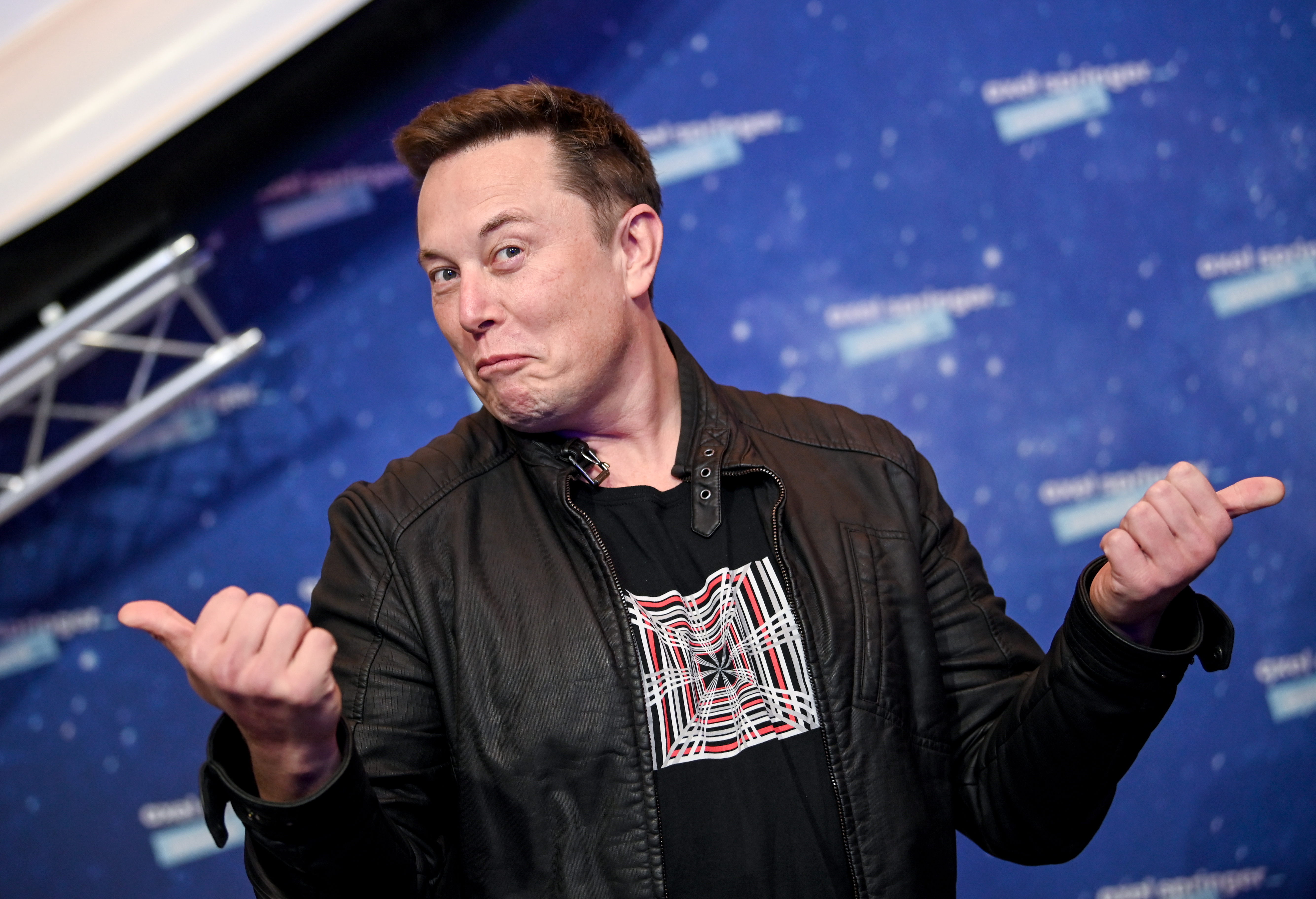 EA2306. BERLÍN (ALEMANIA), 21/04/2022.- Fotografía de archivo del 1 de diciembre de 2020 que muestra al propietario de SpaceX y CEO de Tesla Elon Musk en la alfombra roja del premio Axel Springer, en Berlín (Alemania). Elon Musk no hace maromas para ver si llega a final de mes con plata y más bien cuenta ganancias, como las que dejó Tesla en el primer trimestre de 2022. La compañía de la que Musk es consejero delegado obtuvo en ese periodo unos beneficios netos de 3.318 millones de dólares, un 658 % más que hace un año. EFE/ Britta Pedersen POOL/ ARCHIVO