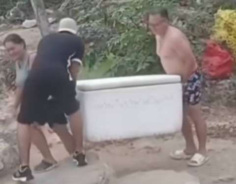 Polémica por turistas que ingresaron comida en una gran nevera en Barú, Cartagena