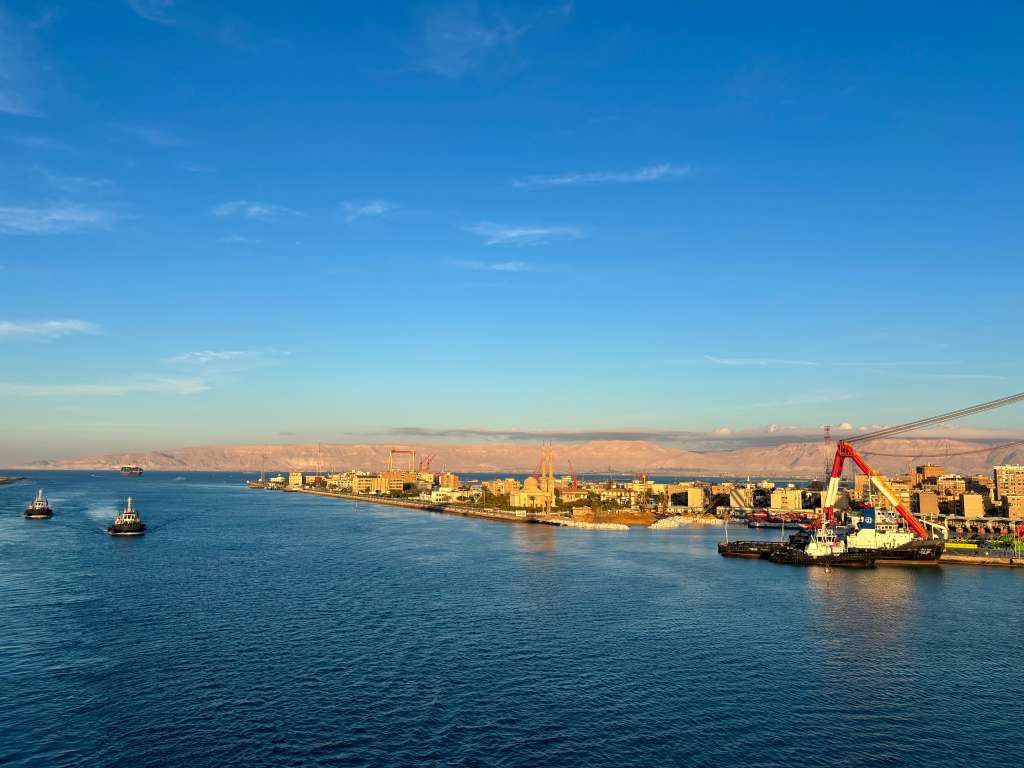 La reunión se desarrolla a bordo del Crystal Serenity durante su tránsito por el Canal de Suez.