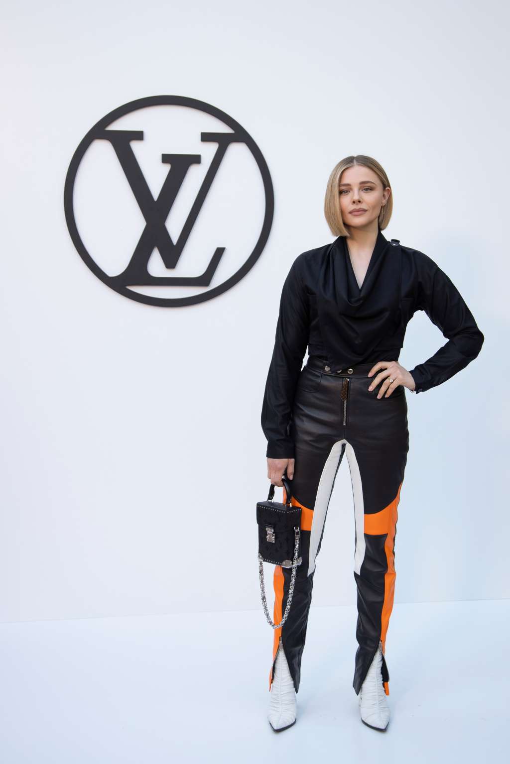 BARCELONA, 23/05/2024.- La actriz americana Chloe Grace Moretz posa en la presentación de la colección 'Crucero 2025' de La 'maison' francesa de moda Louis Vuitton, diseñada por el creativo Nicholas Ghesquière, este jueves en el Park Güell de Barcelona, en una cita que reúne a personalidades y actrices de Hollywood, además del dueño de LVMH, Bernard Arnault, el hombre con la mayor fortuna del mundo. EFE/ Marta Pérez