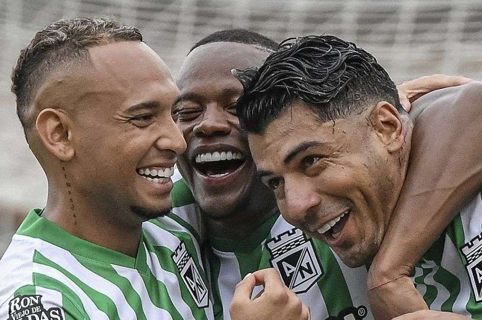 Yerson Cándelo, Jefferson Duque y Jarlan Barrera celebran el único tanto de Nacional.