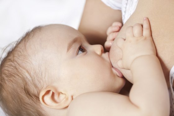 "Los niños que nunca fueron amamantados tiene 22% más de posibilidades de ser obesos" con respecto a aquellos alimentados con leche materna durante seis meses o más, constató la OMS a partir del análisis de un muestrario de 30.000 niños de entre 6 y 9 años. / iStock