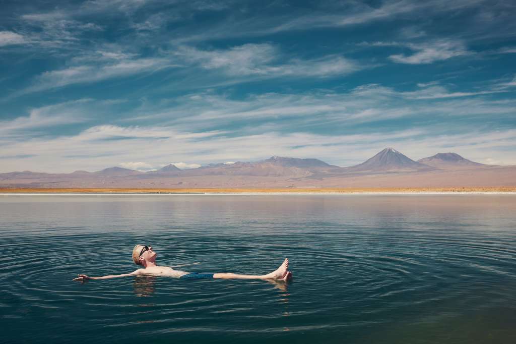 A 20 kilómetros de San Pedro de Atacama dentro del Salar de Atacama, es otro imperdible de este viaje.