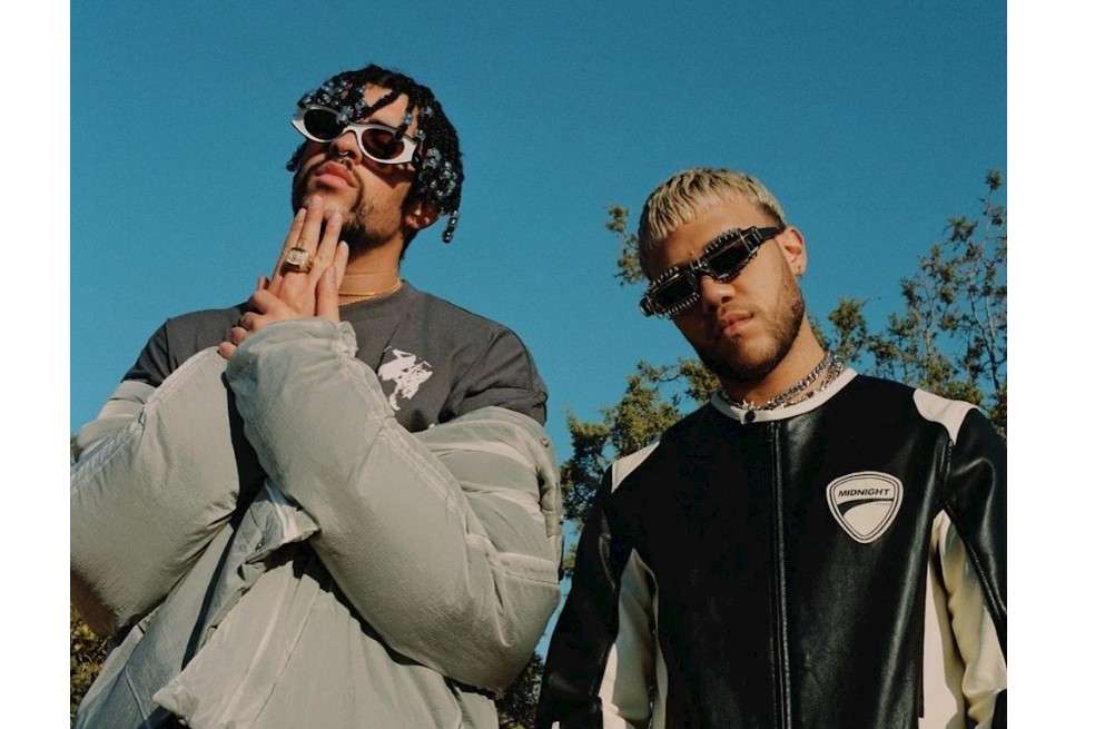 Fotografía cedida por Stillz donde aparecen los cantantes puertorriqueños Bad Bunny y Jhay Cortéz.
