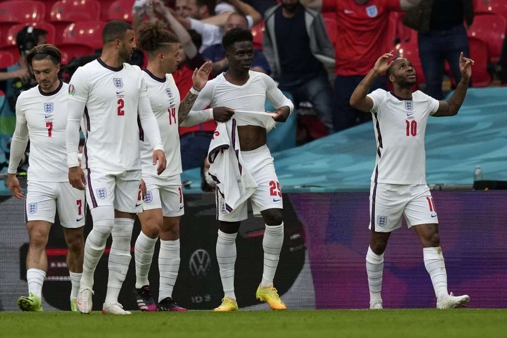 Sterling (d) anotó el gol en la victoria inglesa.